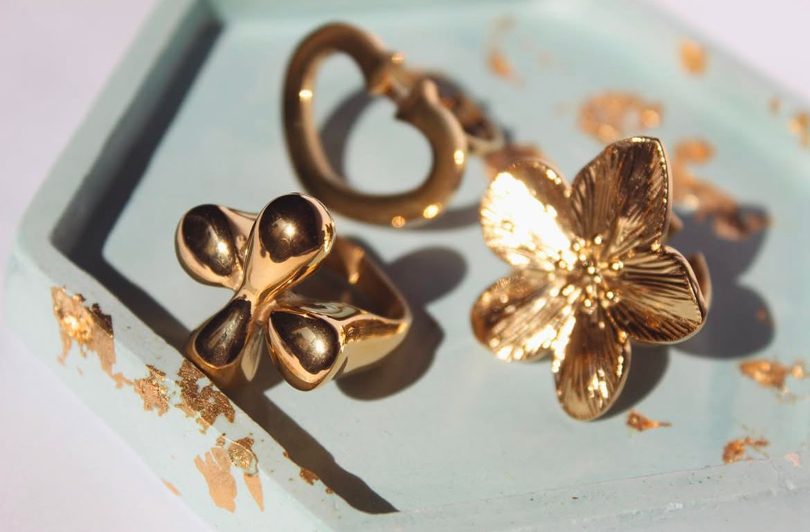 Lazeta flower statement ring